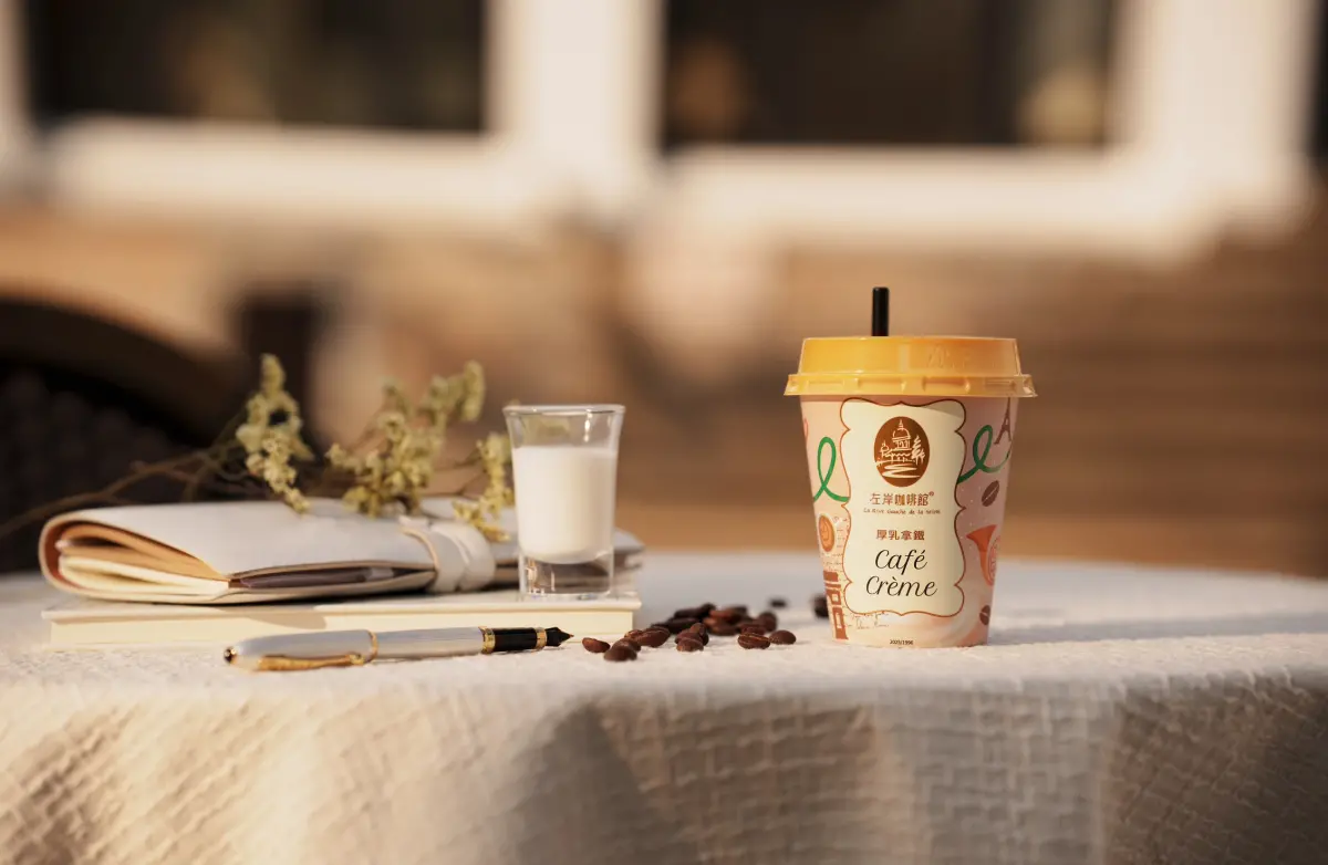 ▲左岸咖啡館新推出的「厚乳拿鐵」，奶味比例再升級，香濃奶香給人滿滿的放鬆幸福感 用一杯厚乳拿鐵的時間，對生活的感受更多一些（圖／品牌提供）
