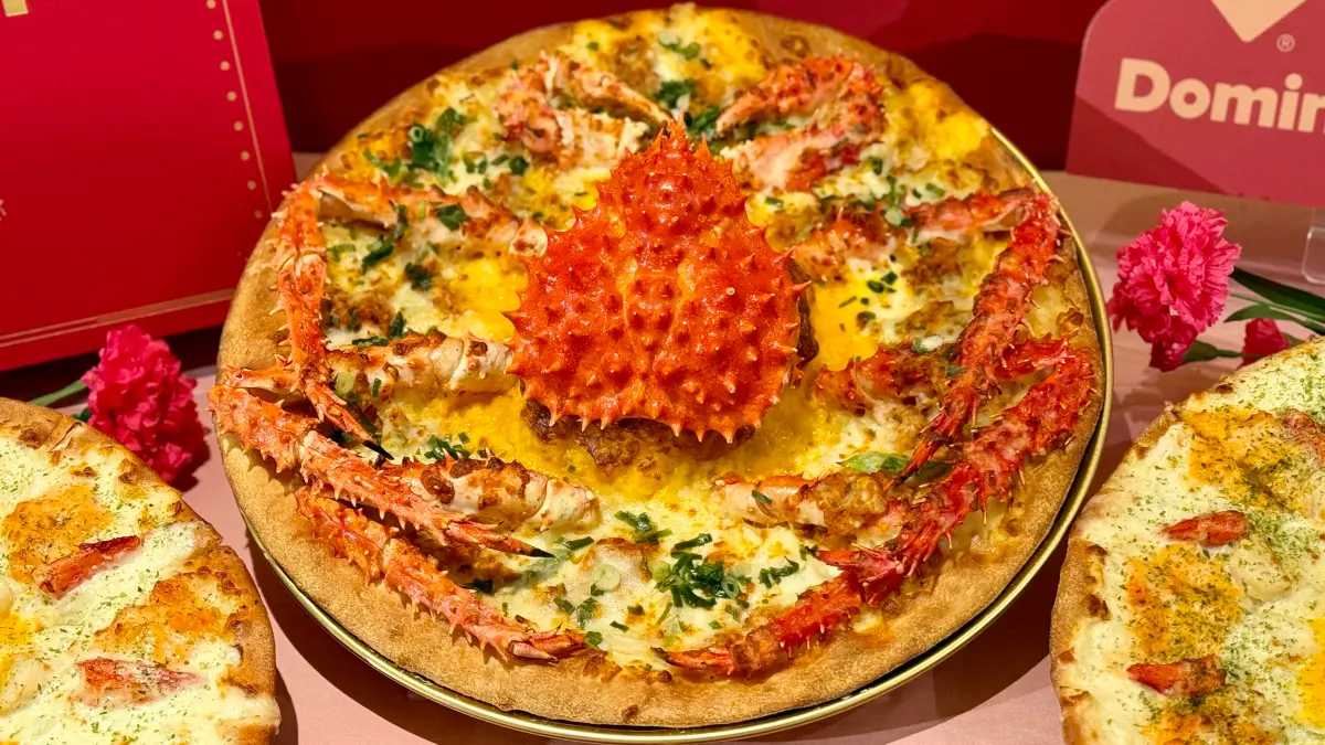 ▲連鎖披薩挑戰天花板價格！達美樂聯名米其林一星餐廳「請客樓」，母親節開賣史上最貴「御品帝王蟹愛心火山披薩」，要價3500元，限量300組開放預購；全台門市限定款「龍蝦舞干貝愛心火山披薩」開吃。（圖／記者蕭涵云攝）