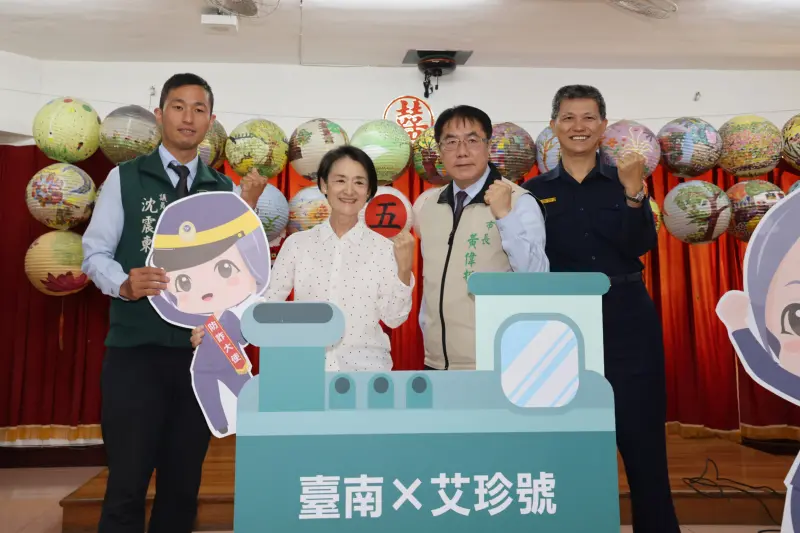 ▲臺南市長黃偉哲與擔任臺南市反詐大使的藝人譚艾珍，深入社區與民眾面對面交流，分享實用的識詐與防詐技巧。（圖／南市府提供）