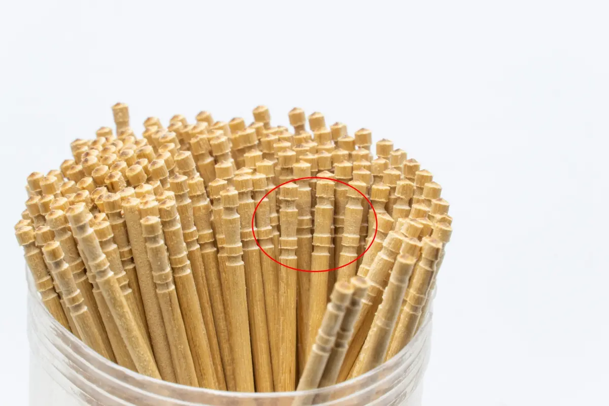 ▲牙籤尾端經常可見「凹槽刻痕」，但其用途眾說紛紜，就有日本老牌牙籤工廠解答達真正功能，坦言95%人都會說錯。（圖／取自photoAC）