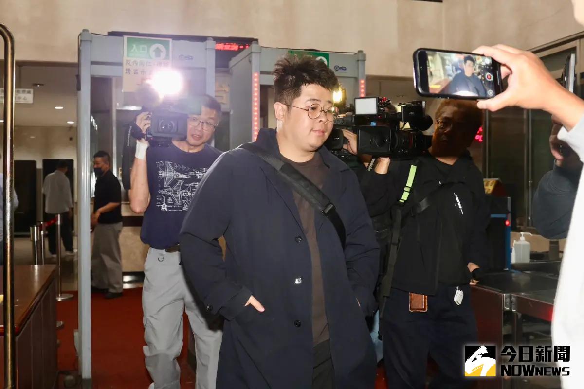 ▲「罷吳四騎士」、羅智強辦公室主任陳冠安20萬元交保。（圖／記者李政龍攝）