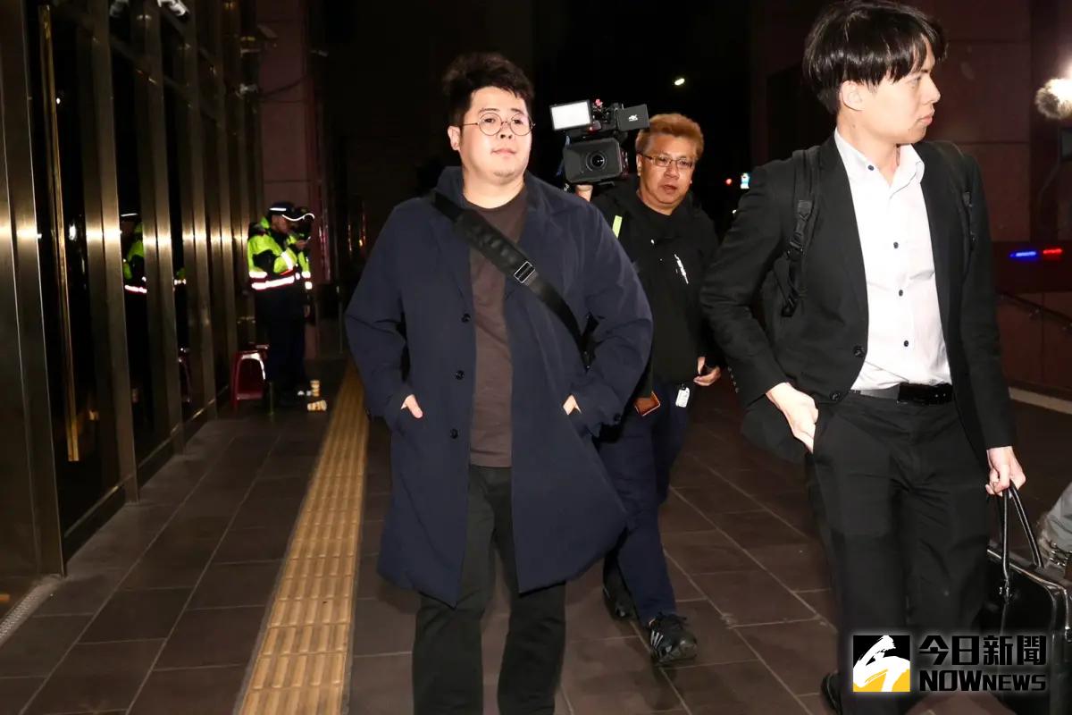 ▲「罷吳四騎士」、羅智強辦公室主任陳冠安20萬元交保。（圖／記者李政龍攝）