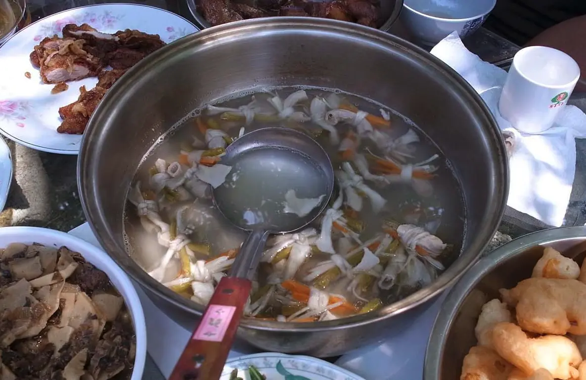 ▲近日就有一名男網友，為了一嚐記憶中的滋味，特地從新北五股騎車直奔金山老街，只為買到一包「酸菜結」。（圖／翻攝自國家文化記憶庫）