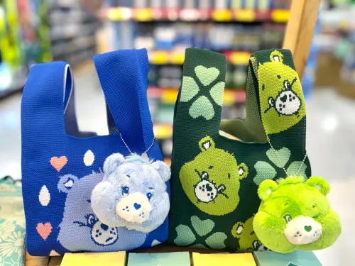 ▲Care Bears 絨毛玩偶針織包。（圖／記者鍾怡婷攝）