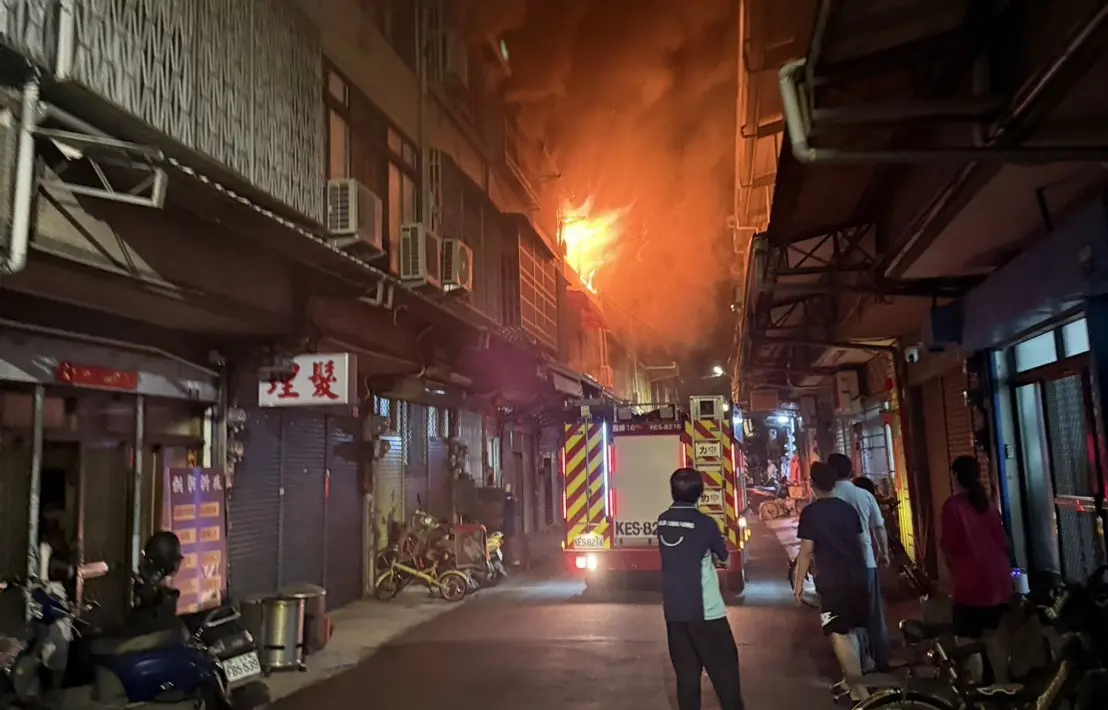 ▲台中市大里區連棟民宅頂樓發生火警，警消前往灌救。（圖／民眾提供，2025.04.15）