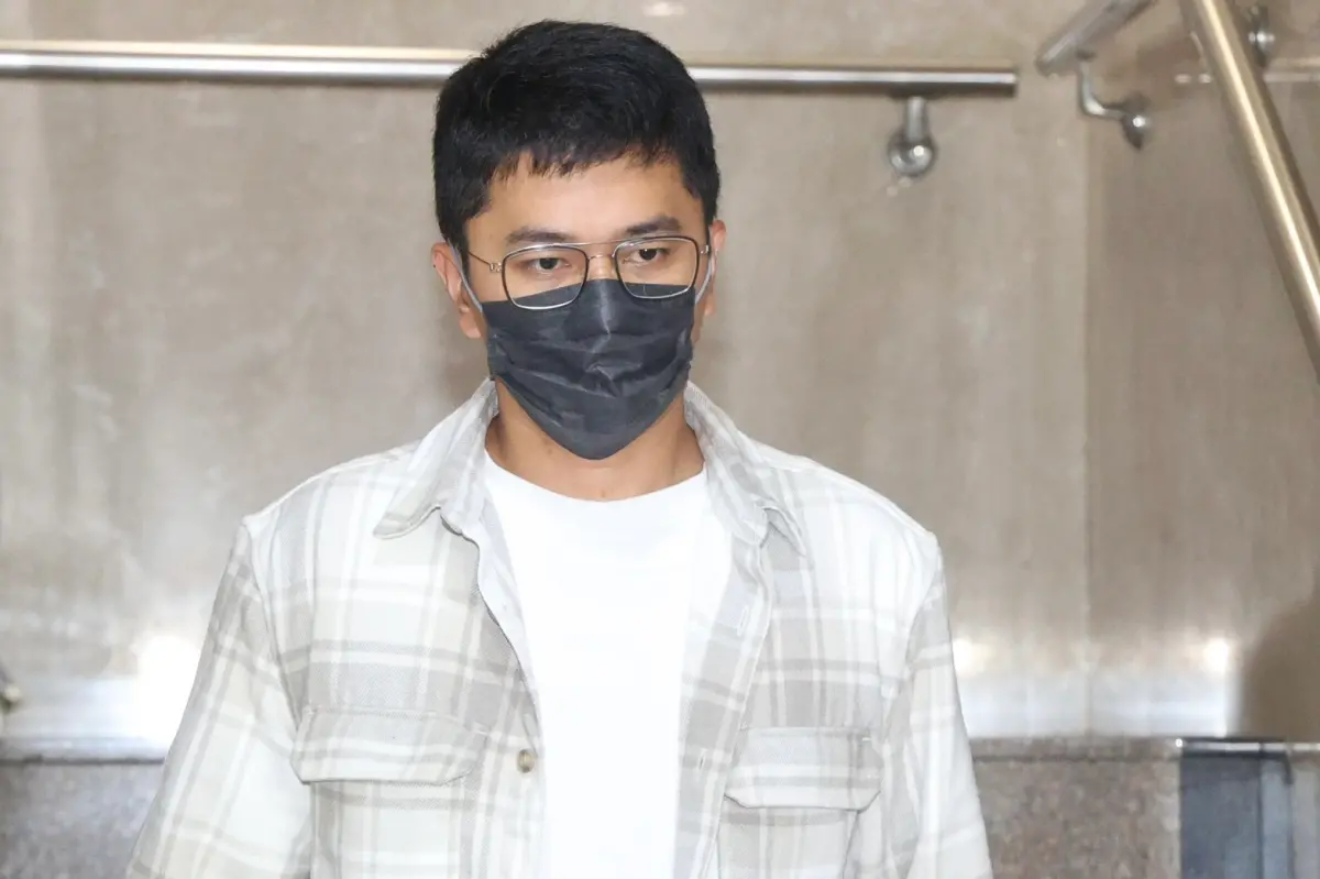 ▲李孝亮因涉嫌罷免連署案偽造文書，以30萬元交保，並限制出境出海。（圖／記者李政龍攝）