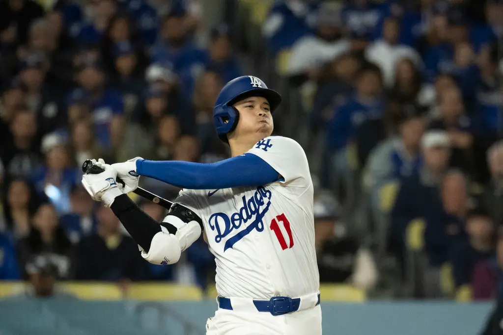 ▲洛杉磯道奇今（15）日在主場迎戰科羅拉多落磯，最終以5：3險勝對手，終止近期的2連敗。擔任先發第一棒、指定打擊的日籍球星大谷翔平繳出單場5打數3安打、1打點的精彩表現，包含他睽違6場比賽的本季第5號全壘打。（圖／美聯社／達志影像）