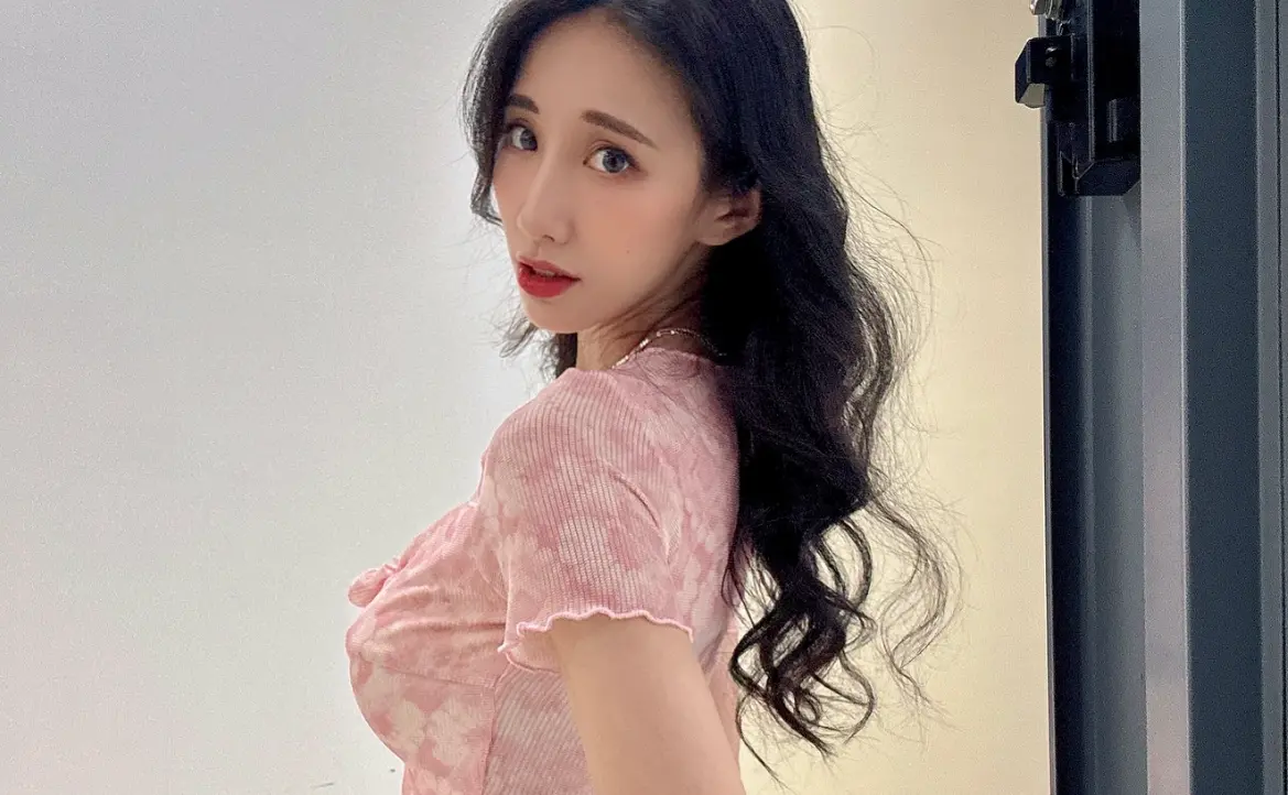 ▲瑤瑤（如圖）曾被演藝圈製作人大哥提出潛規則，要拿主持棒跟她交換，還被男工作人員假借調整麥克風襲胸，調侃她「真的很大」，讓瑤瑤覺得超不舒服。（圖／黃喬歆IG）