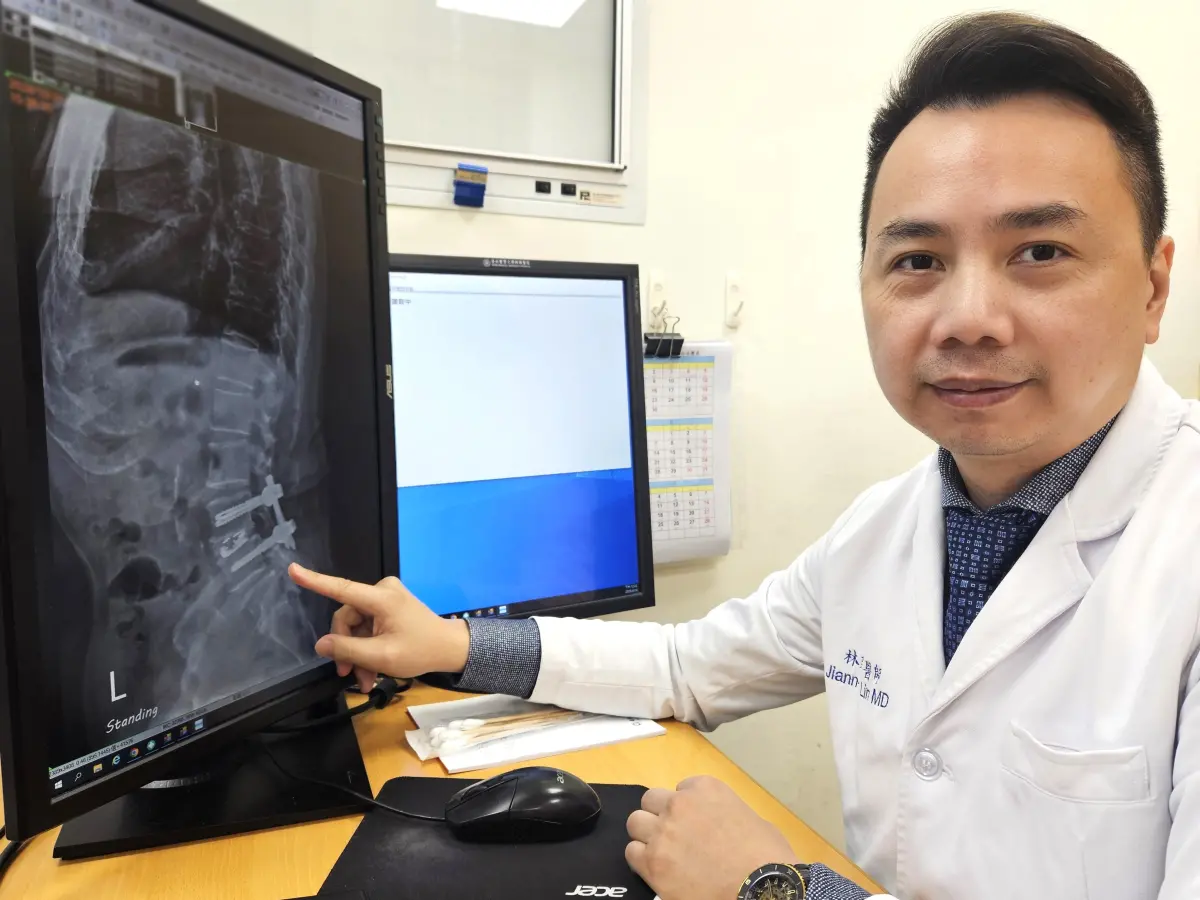 ▲林建和為患者打造「個人化多模式微創腰椎痠痛控制策略」，透過術前止痛搭配微創手術，病人於術後翌日即可行走。（圖／北醫附醫提供提供）