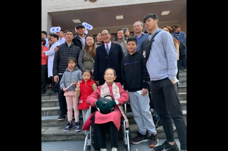 ▲2020年立法院新科立委報到，陳超明帶母親一起到立院走紅地毯。（圖／翻攝陳超明臉書）