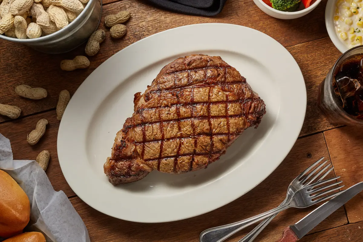 ▲母親節餐飲優惠！身分證媽媽姓名「德州淑芬」中1字，到Texas Roadhouse德州鮮切牛排「免費升級」多吃4盎司；TGI FRIDAYS秀擁抱媽媽照片送香酥馬芝拉條。王品牛排請吃龍蝦。（圖／開展餐飲提供）