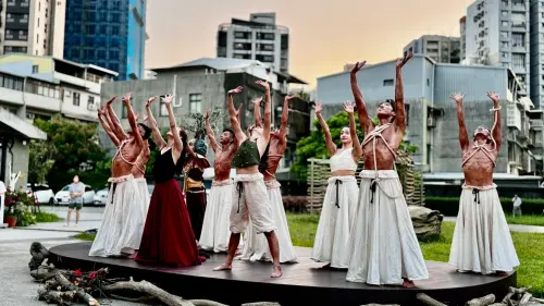 《太陽之舞》由林秀偉與二代團長吳采璘攜手十位專業舞者共同演出 ▲《太陽之舞》由林秀偉與二代團長吳采璘攜手十位專業舞者共同演出。(圖/屏東縣府提供)