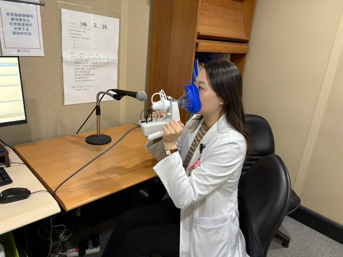 ▲嗓音氣體動力學檢查可評估嗓音功能及氣流特性，有助於診斷嗓音問題。（圖／振興醫院提供）