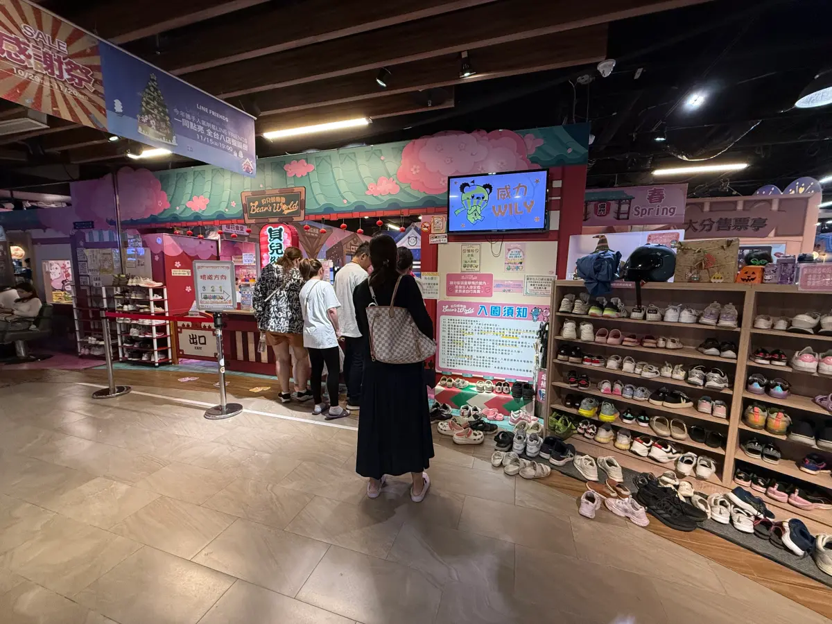 ▲近期「貝兒絲樂園」有許多場館陸續宣布結束營業閉館，許多家長急忙前往進行退費，出現排隊人潮。（圖／記者黃韻文攝）