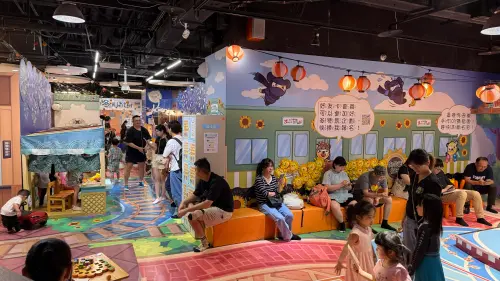 ▲「貝兒絲樂園」家長等待退費人潮。（圖／記者黃韻文攝）