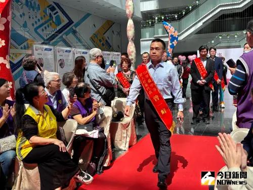 低調行善、光芒耀眼 台中表揚24位好人好事代表 ▲台中市警局第六分局市政派出所長的曾一峰獲選好人好事代表,踏著紅地毯進場,備受尊榮。(圖/記者金武鳳攝,2025.4.15)