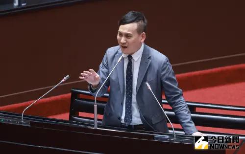 ▲國民黨立委葉元之提出提高行政津貼來提高老師兼任行政職的誘因。（圖／記者葉政勳攝 , 2025.04.15）