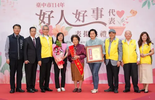 低調行善、光芒耀眼 台中表揚24位好人好事代表 ▲台中市今日表揚24位好人好事代表,台中市表揚好人好事運動協會理事長林俊杰(左三)等人頒獎肯定。(圖/主辦單位提供)