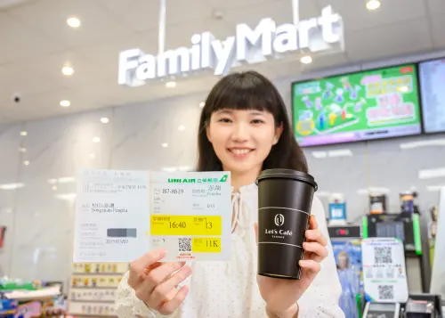 】憑台灣本島至澎湖的機票或船票(含電子登機證)至澎湖縣全家便利商店,即可享Let’s Café大杯經典美式拿鐵買一送一。(圖/全家提供) ▲】憑台灣本島至澎湖的機票或船票(含電子登機證)至澎湖縣全家便利商店,即可享Let’s Café大杯經典美式拿鐵買一送一。(圖/全家提供)