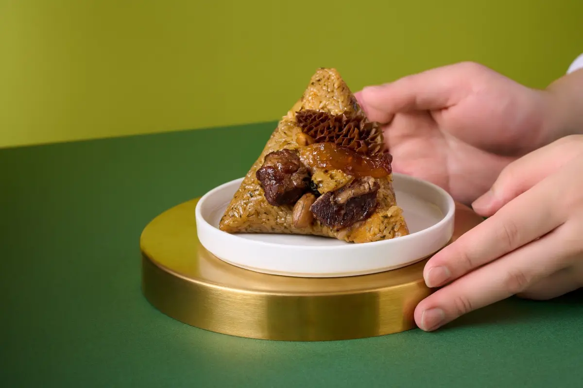 ▲裕元花園酒店今年推出三款端粽禮盒，其中年年熱銷上千顆的「犇牛」青花椒牛三寶粽，非吃不可。（圖／業者提供）