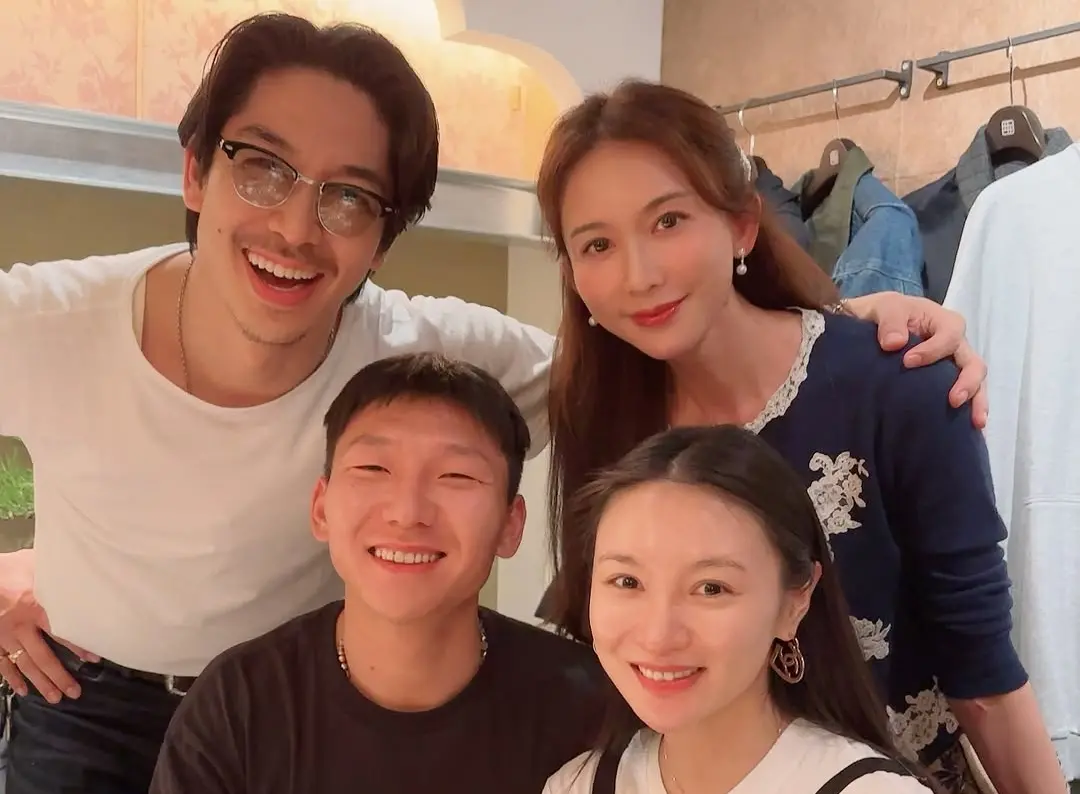 ▲AKIRA（左起）、阿如那夫妻、林志玲開心合影，幸福洋溢。（圖／AKIRA IG）