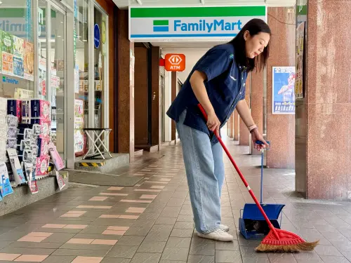▲全家透過「街廓清掃、回收強化、菸蒂剷除、病媒阻斷」四大行動實踐環境維護，打造共好乾淨家園。（圖／全家提供）