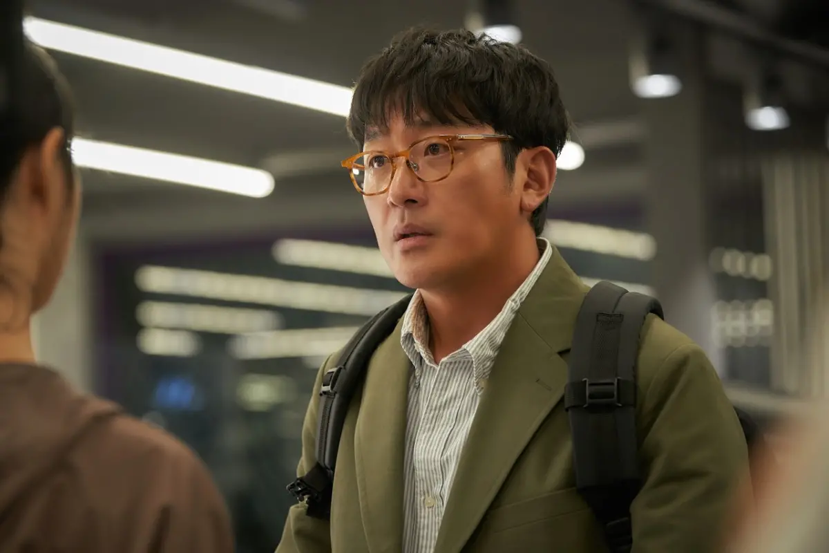 ▲河正宇4／26來台宣傳自編自導自演的電影《喬王出任務》（Lobby）。（圖／Naver電影）