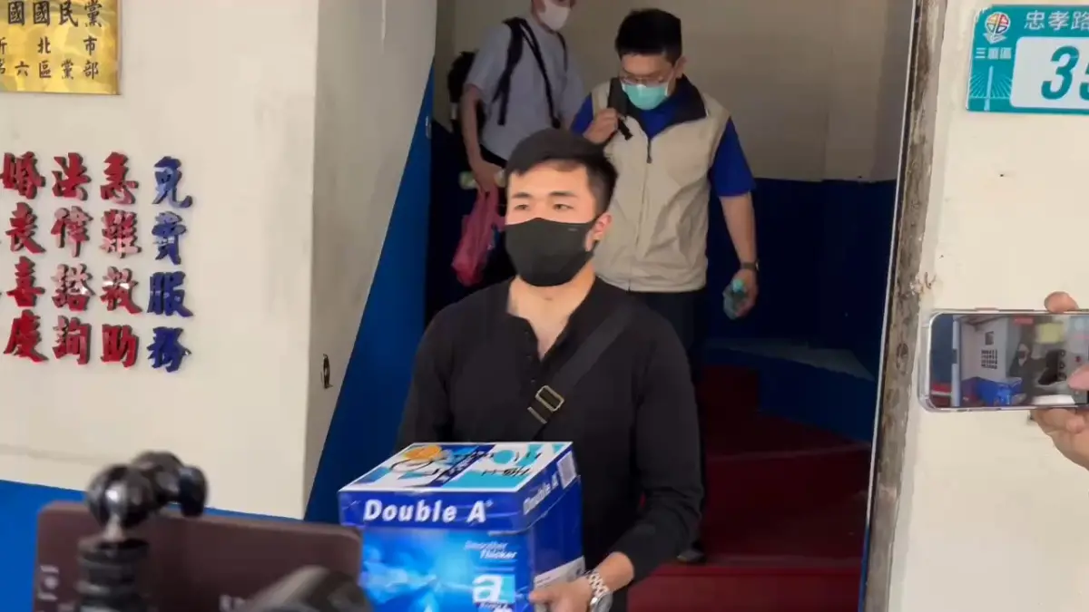 ▲調查局新北市調處搜索國民黨三重區黨部，扣押證物帶走。（圖／翻攝畫面）