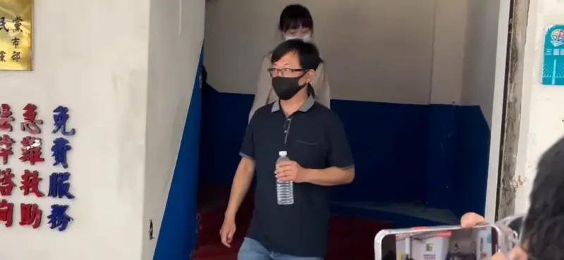 ▲國民黨三重區黨部執行長羅大宇遭帶回新北市調處偵訊。(圖/翻攝畫面)