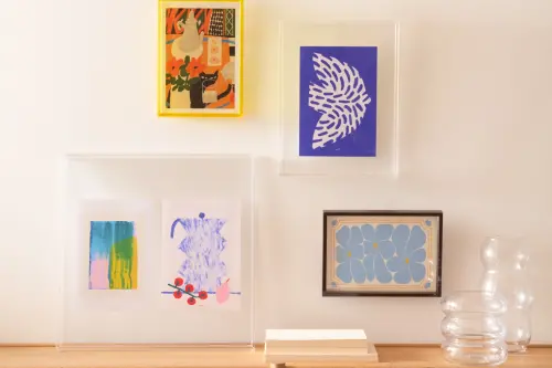 ▲普普風經常使用明亮配色、幾何線條等複合元素，HOLA本季特別蒐羅多款來自荷蘭藝術畫作代理品牌的「PSTR裝飾畫」。（圖／HOLA提供）