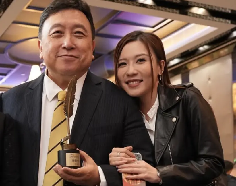 ▲王晶（左）近日發文批評香港人氣絕頂當紅偶像姜濤，要他離開演藝圈，招來粉絲抨擊，連帶讓女兒王海榛（右）也變成挨罵的目標，大家覺得王海榛是被父親連累，卻有陰謀論稱王晶此舉本來就是為了王海榛，要為她涉及的某件風波轉移焦點。（圖／摘自IG）