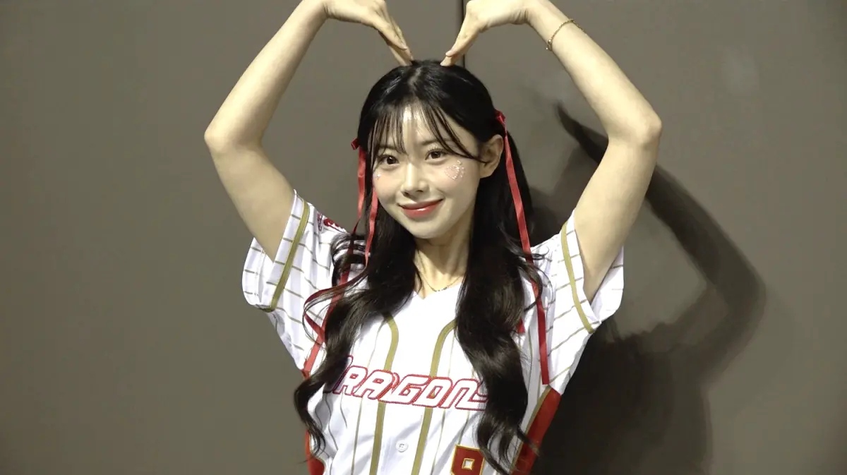 ▲味全龍今（15）日為本季首度在台北大巨蛋舉辦主場賽事，力邀韓職KBO韓華鷹啦啦隊超人氣成員金娜妍，來台擔任兩日限定「小龍女」。活潑的金娜妍受訪時不僅秀中文還用道地口吻喊出：「歡喜丟厚！水啦！」（圖／記者陳云茹攝）