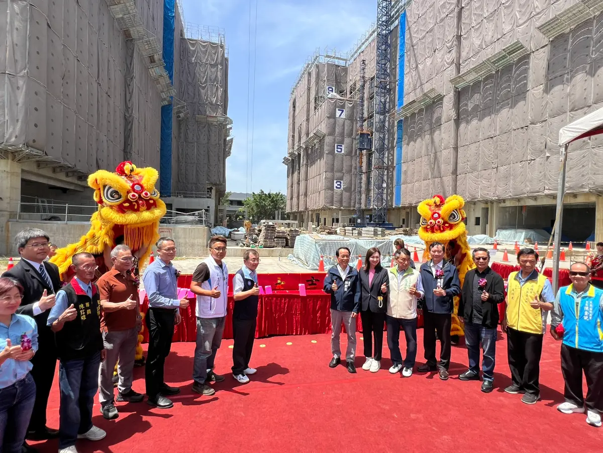 ▲高雄自辦社宅再添里程碑總戶數達384戶的大寮社宅今舉行上樑儀式，預計115年完工。（圖／高市府水利局提供）