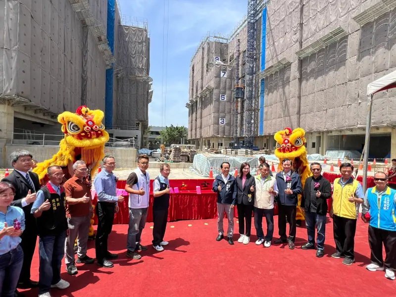 ▲高雄自辦社宅再添里程碑總戶數達384戶的大寮社宅今舉行上樑儀式，預計115年完工。（圖／高市府水利局提供）