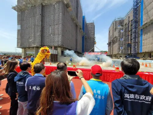 ▲大寮社會住宅基地位於大寮捷運站2號出口旁,出站即到家,截至目前工程進度已達55%,較預定進度超前約5%。(圖/高市府水利局提供) ▲大寮社會住宅基地位於大寮捷運站2號出口旁,出站即到家,截至目前工程進度已達55%,較預定進度超前約5%。(圖/高市府水利局提供)