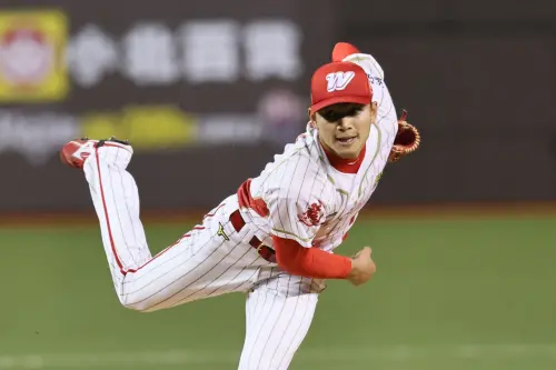 ▲味全龍本土王牌「龍之子」徐若熙，有機會於本季結束後旅外，隨著近日費城人球探王金勇，率先公開球隊已經把徐若熙視作休賽季補強計畫之後，關於徐若熙旅外消息再度受到關注，稍早味全龍與中信兄弟賽前，總教練葉君璋也對此事件回應，他認為這對徐若熙而言當然是很大的肯定，但也提醒他，要專注在場上表現。（圖／味全龍提供）