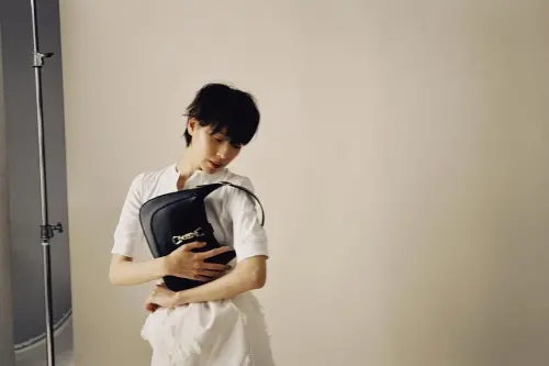 ▲戶田惠梨香穿著全白的套裝,為奢侈品牌拍攝廣告。(圖/戶田惠梨香 IG) ▲戶田惠梨香穿著全白的套裝,為奢侈品牌拍攝廣告。(圖/戶田惠梨香 IG)