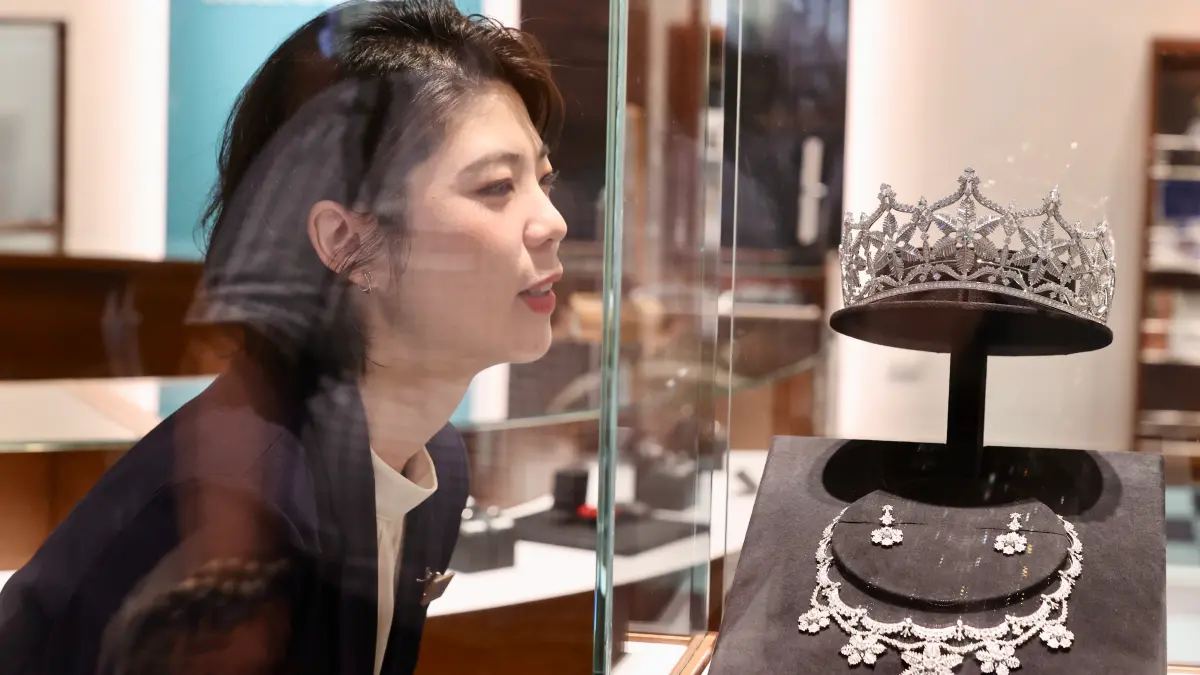 ▲銀座白石與EXELCO DIAMOND高雄夢時代新門市開幕，價值2億元的Superbe皇冠套組是在台灣首度公開亮相。（圖／記者陳美嘉翻攝）