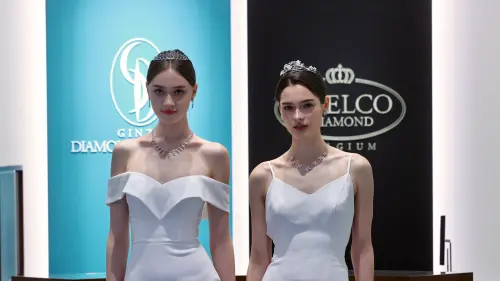 ▲銀座白石與EXELCO DIAMOND高雄夢時代新門市開幕,模特兒穿戴鑽石皇冠套組進行展演。(圖/記者陳美嘉翻攝) ▲銀座白石與EXELCO DIAMOND高雄夢時代新門市開幕,模特兒穿戴鑽石皇冠套組進行展演。(圖/記者陳美嘉翻攝)