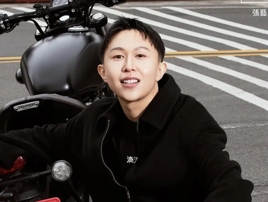 ▲張藝（如圖）近日人設崩壞，過往他罵Jisoo「破喉雞」的言論也被挖出，遭網友痛批「好沒禮貌」。（圖／張藝 IG）