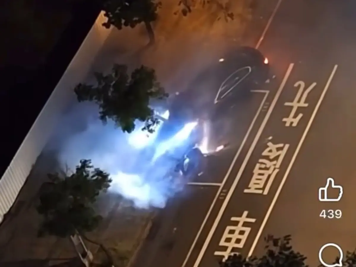 ▲百萬BMW轎車疑似酒駕，連續撞車肇逃，造成2騎士受傷送醫。（圖／翻攝臉書《台南大小事》）