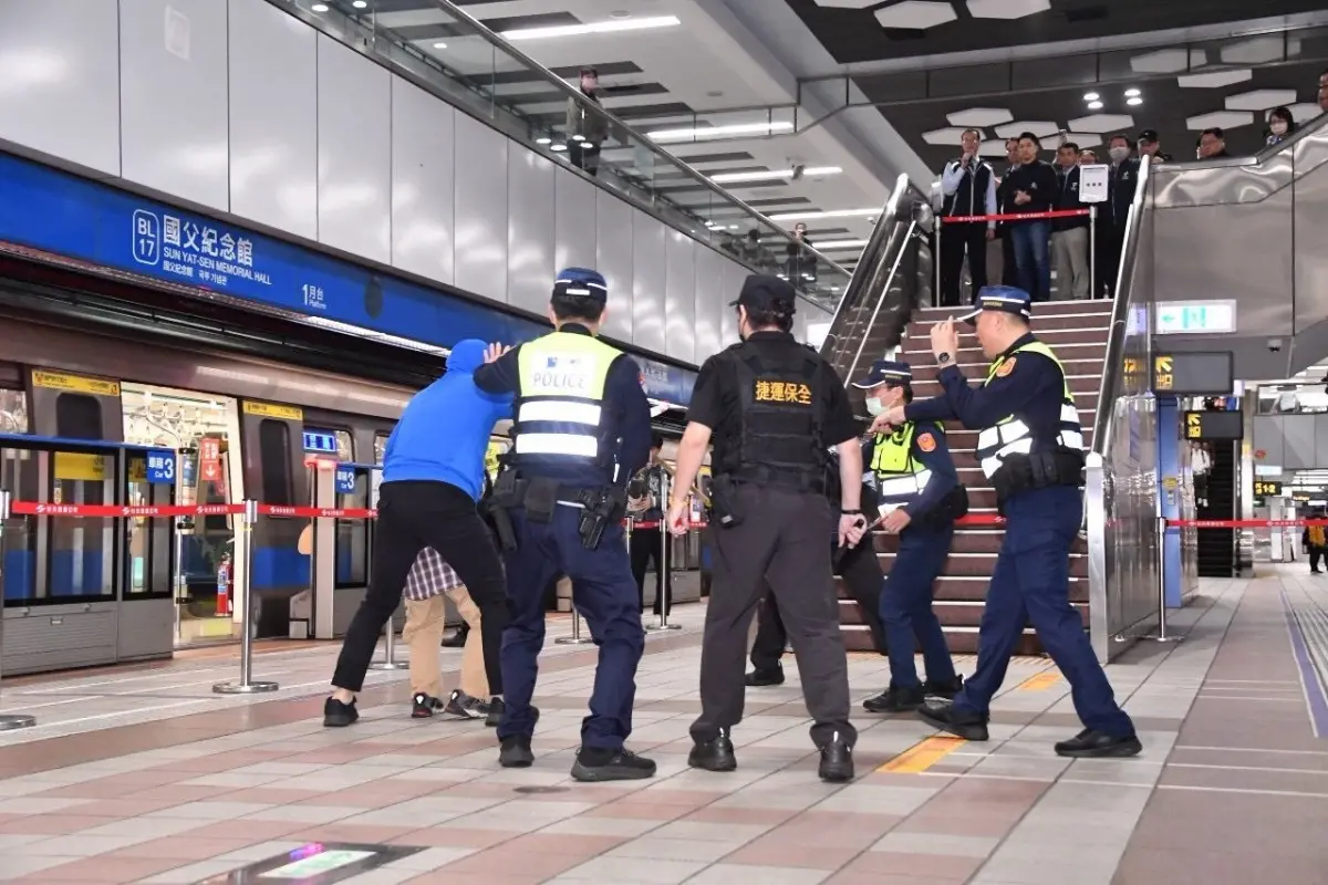▲自鄭捷殺人案後，台北捷運建立捷運警察、保全巡邏制度，維護民眾安全，並不定時舉辦捷運系統危安事件演練。（圖／台北市政府提供）