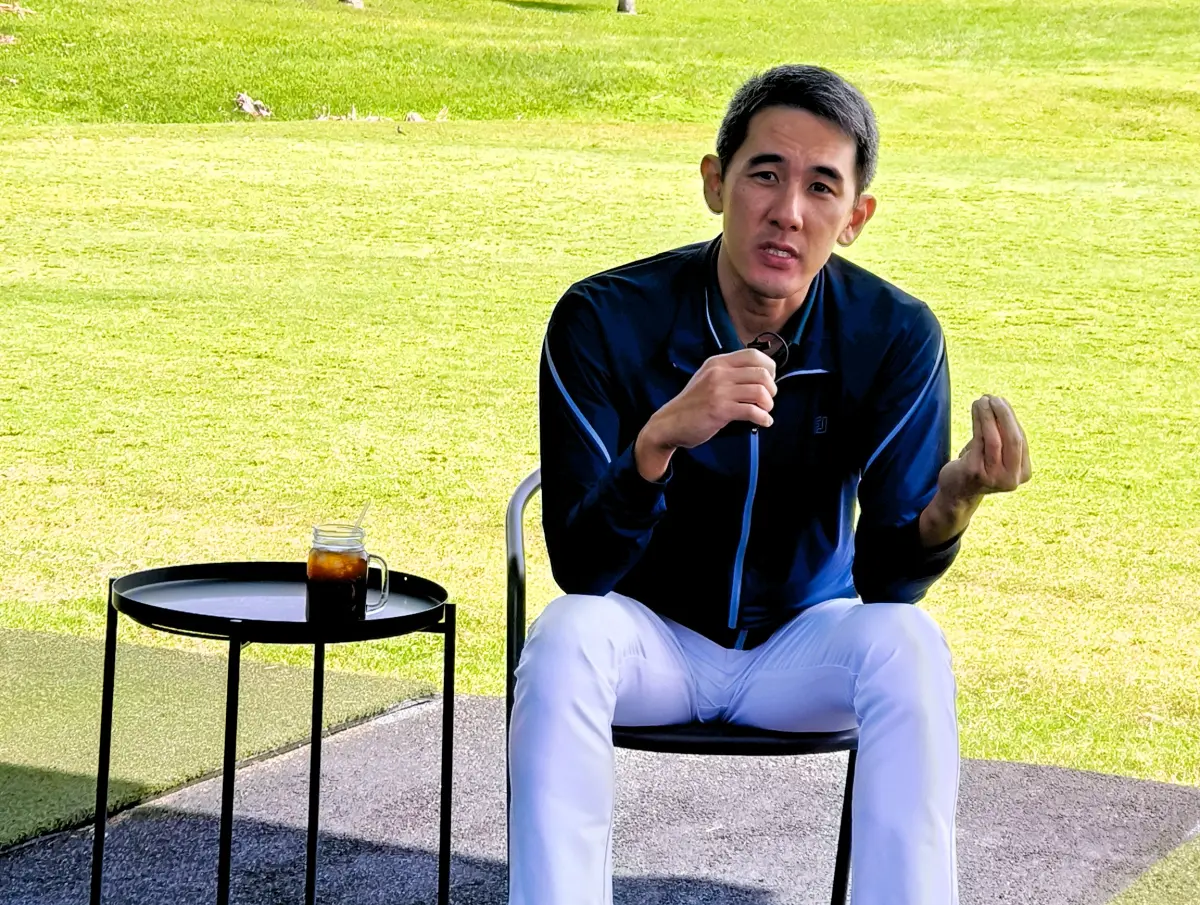 ▲JGL 賽事總監翁士棻 Steven 向媒體及球員家長說明賽事的規劃及發展。(圖/JGL 青少年高爾夫聯賽提供)