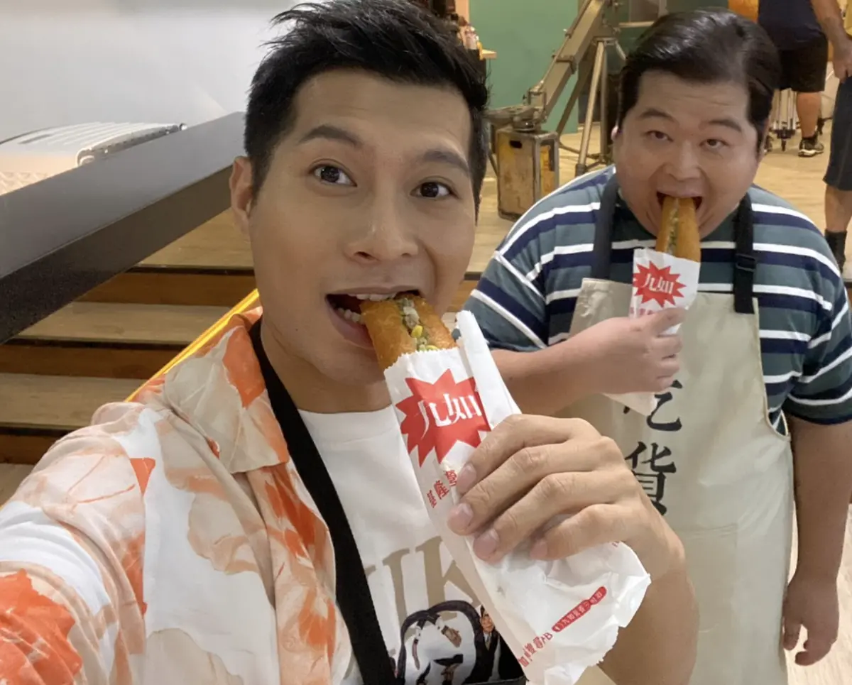 ▲山豬（右）去世滿一年，逸祥（左）發文懷念他，謝謝他這些年來帶給大家的歡笑，讓粉絲都被他們的情誼感動。過去逸祥也說過，人生中最大遺憾是錯過山豬生前最後打來的電話。（圖／摘自黃逸祥粉絲團 FB）