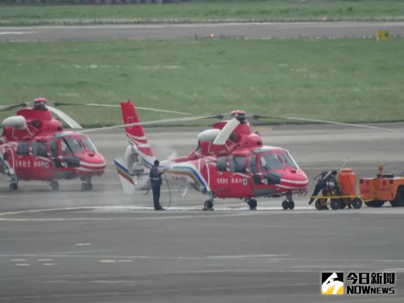 ▲空勤總隊停放於松山機場的AS365「海豚」直升機。(資料照/記者呂炯昌攝)
