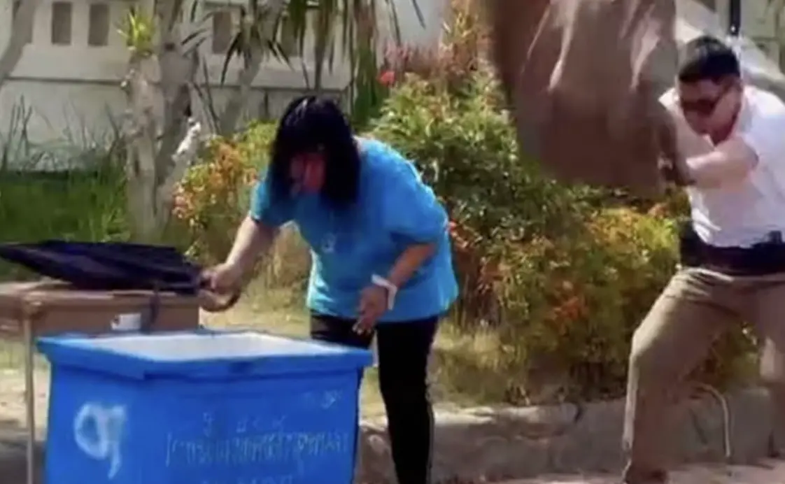 ▲一名婦女被蜜蜂圍攻，路過的警察不顧自身安危，冒險上去搭救婦女。（圖／翻攝自X）