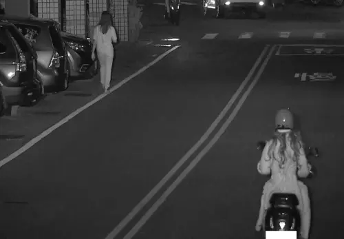 台中潭子一名32歲施姓男子扮女裝闖入出租套房,偷女性內衣褲洩慾,警方透過監視器迅速鎖定施嫌(騎車者)。(圖/警方提供) ▲台中潭子一名32歲施姓男子扮女裝闖入出租套房,偷女性內衣褲洩慾,警方透過監視器迅速鎖定施嫌(騎車者)。(圖/警方提供)