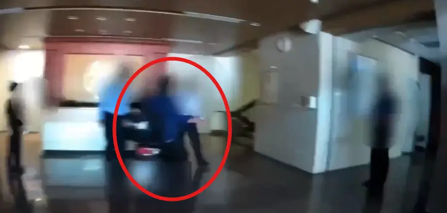 ▲「抗議魔人」田山盛國又出奇招，14日下午騎機車闖法務部，還在大廳繞行，保全見狀立即上前制止。（圖／警方提供）