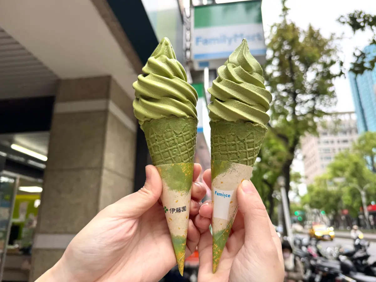 ▲全家本週康康五優惠曝光，除了有霜淇淋買一送一，還有喝的霜淇淋、酷繽沙也半價。（圖／記者鍾怡婷攝）