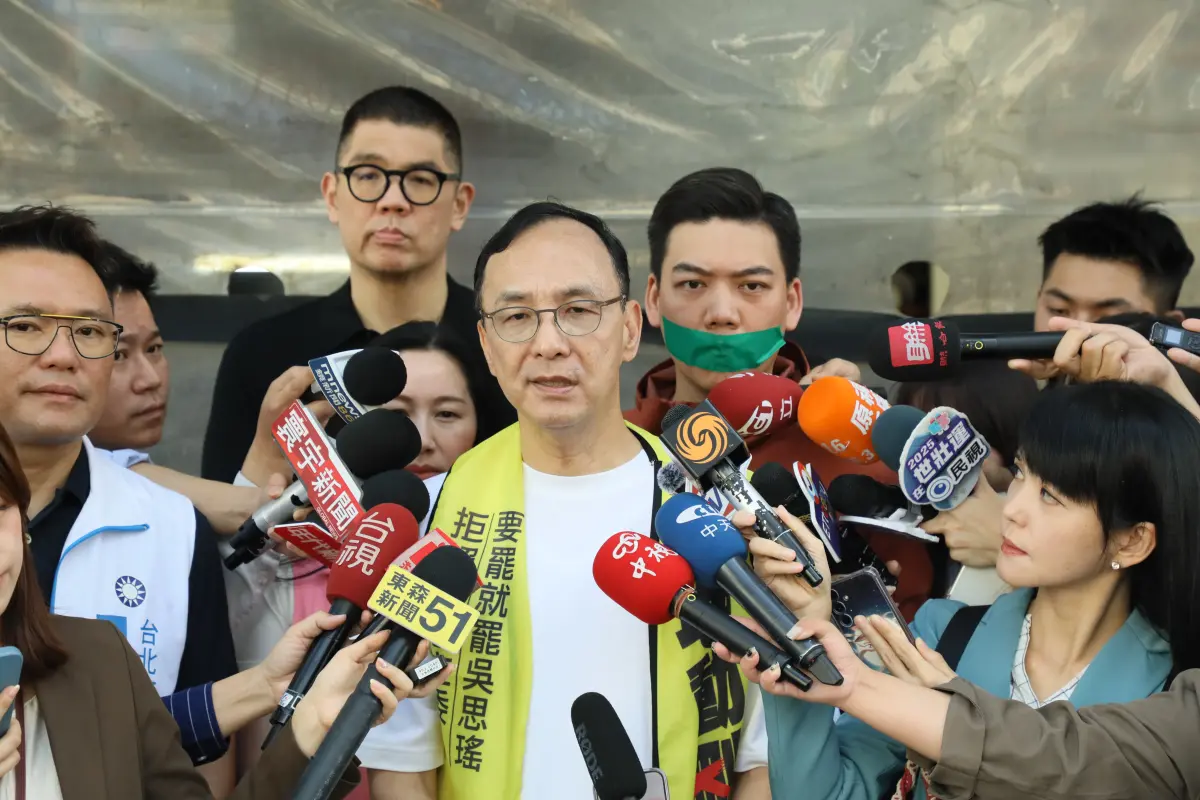 ▲國民黨主席著立倫現身罷免吳思瑤總部。（圖／國民黨提供）